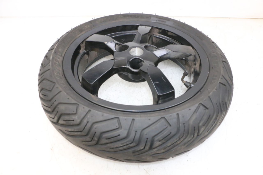 photo de CERCHIO POSTERIORE E PNEUMATICO PEUGEOT SATELIS 125 (2013 - 2018) - Stato della superficie e materiale