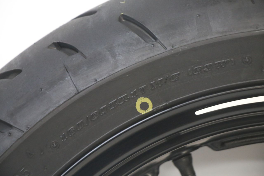 photo de CERCHIO POSTERIORE E PNEUMATICO SUZUKI GSF S BANDIT 600 (2000 - 2004)