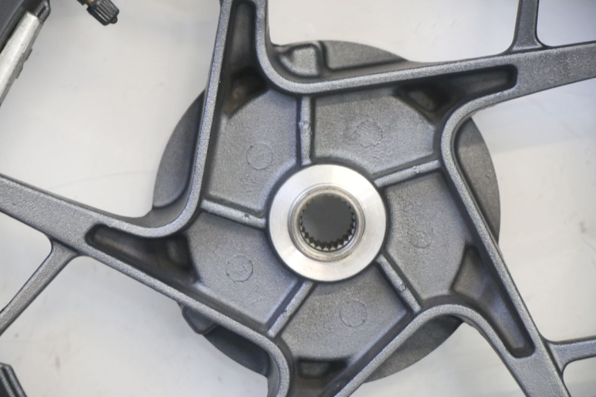 photo de CERCHIO POSTERIORE E PNEUMATICO YAMAHA XMAX X-MAX 125 (2021 - 2025)