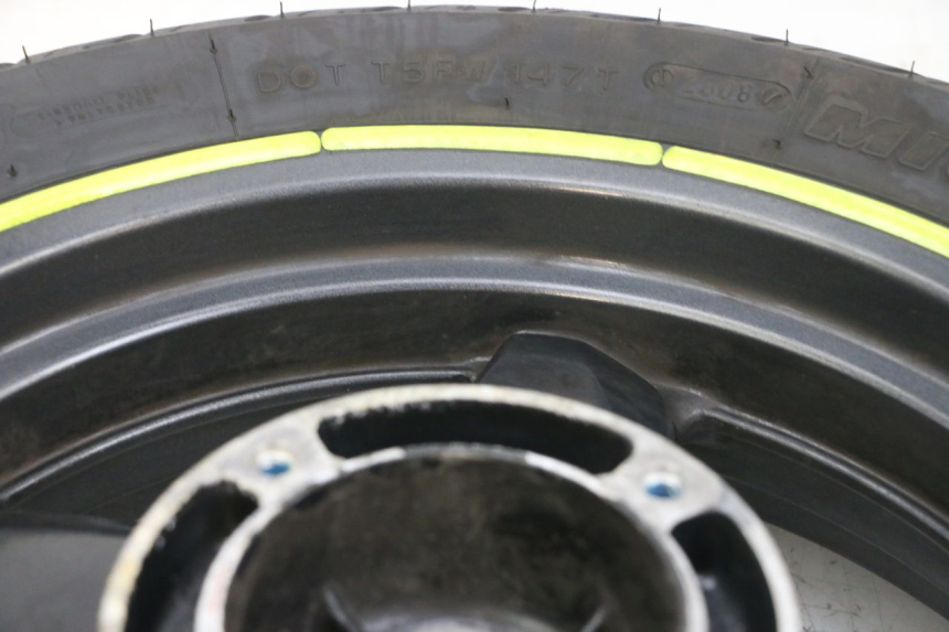 photo de CERCHIO POSTERIORE E PNEUMATICO YAMAHA XMAX X-MAX 125 (2006 - 2009) - Dettagli dei punti di fissaggio