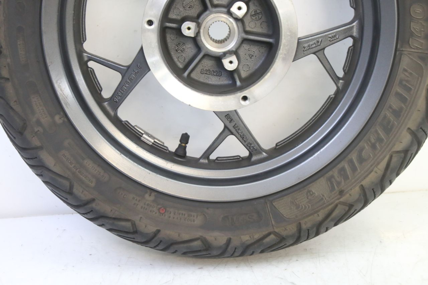 photo de CERCHIO POSTERIORE E PNEUMATICO YAMAHA XMAX X-MAX 125 (2021 - 2025)