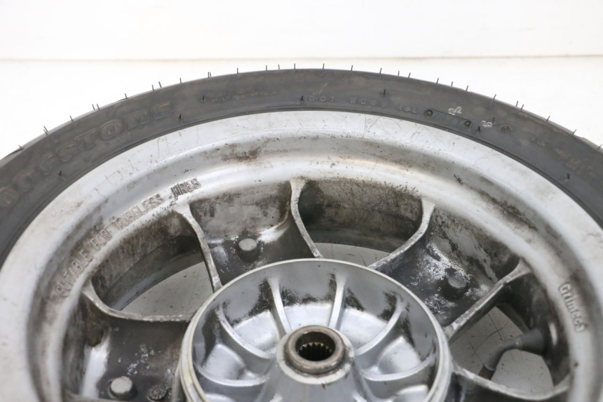 photo de CERCHIO POSTERIORE E PNEUMATICO YAMAHA YP MAJESTY 125 (2002 - 2006) - Dettagli dei punti di fissaggio