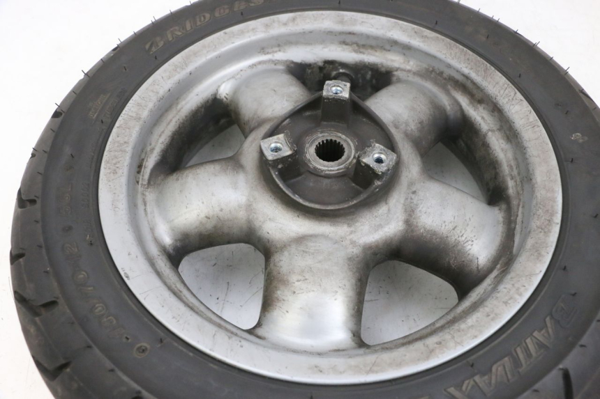 photo de CERCHIO POSTERIORE E PNEUMATICO YAMAHA YP MAJESTY 125 (2002 - 2006) - Stato della superficie e materiale