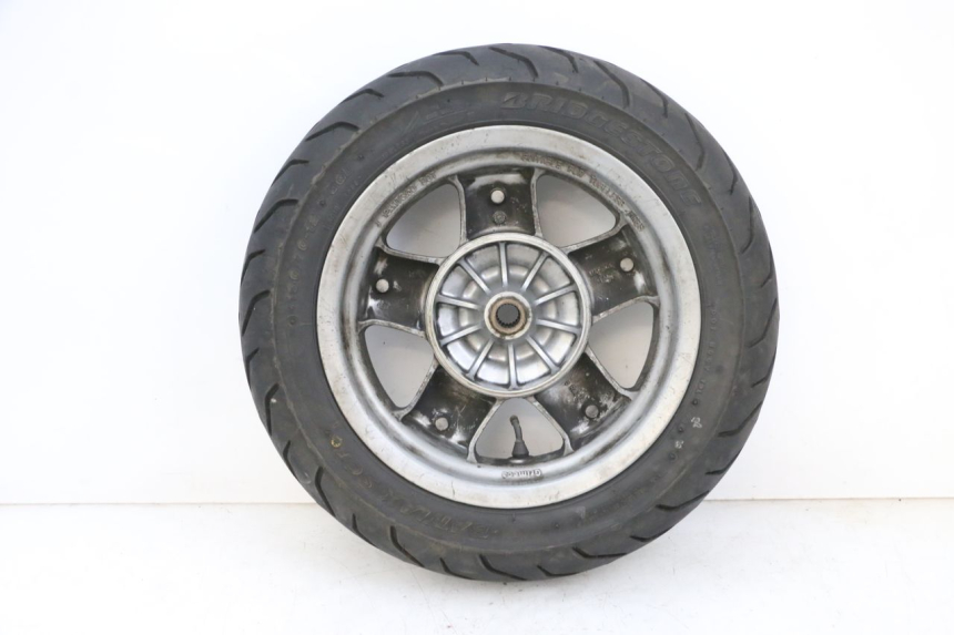 photo de CERCHIO POSTERIORE E PNEUMATICO YAMAHA YP MAJESTY 125 (2002 - 2006) - Marcature e riferimenti originali