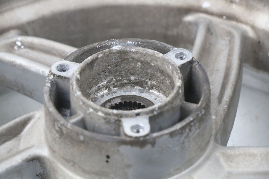 photo de CERCHIO POSTERIORE APRILIA ATLANTIC 125 (2003 - 2009) - Dettagli dei punti di fissaggio