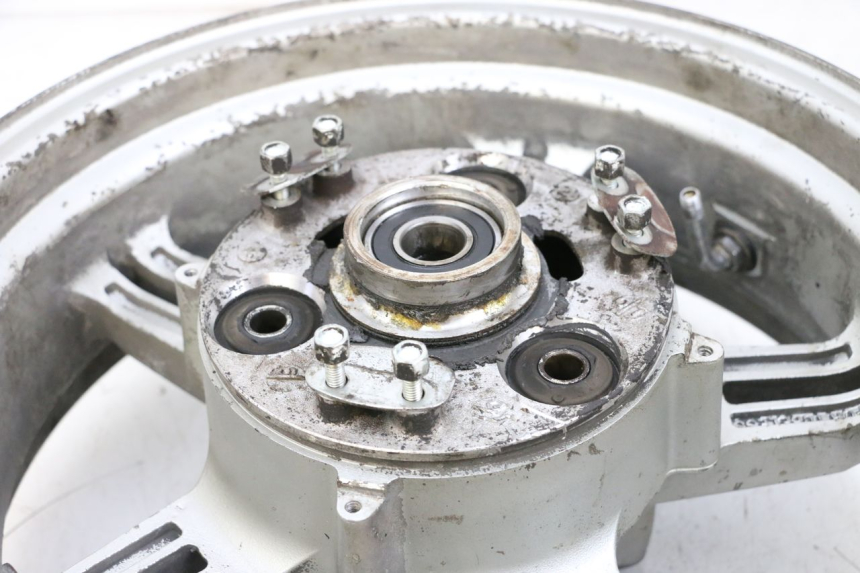 photo de CERCHIO POSTERIORE SUZUKI BURGMAN EXECUTIVE ABS 650 (2006 - 2012) - Zoom sui componenti