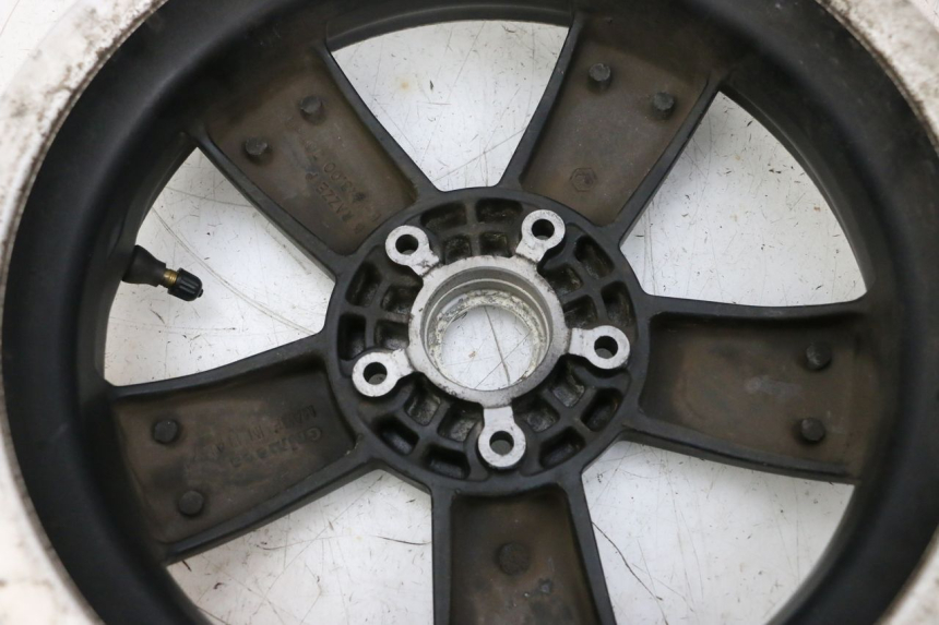 photo de CERCHIO ANTERIORE PIAGGIO VESPA GTS SUPER IE 125 (2009 - 2016) - Dettagli dei punti di fissaggio