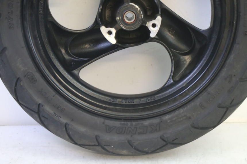 photo de CERCHIO ANTERIORE E PNEUMATICO KYMCO AGILITY 4T 50 (2018 - 2022) - Stato della superficie e materiale