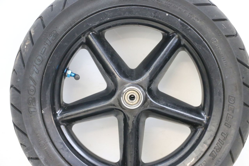 photo de CERCHIO ANTERIORE E PNEUMATICO MBK BOOSTER SPIRIT 50 (2004 - 2017) - Primo piano ad alta risoluzione