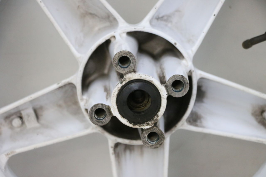 photo de CERCHIO ANTERIORE E PNEUMATICO MBK BOOSTER SPIRIT NAKED 50 (2004 - 2017) - Caratteristiche distintive