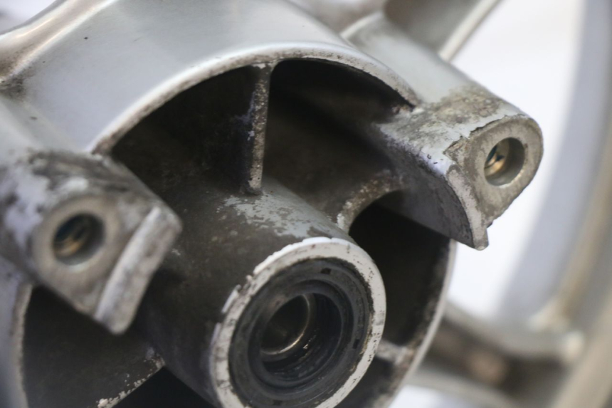 photo de CERCHIO ANTERIORE E PNEUMATICO SUZUKI BURGMAN 125 (2007 - 2014)