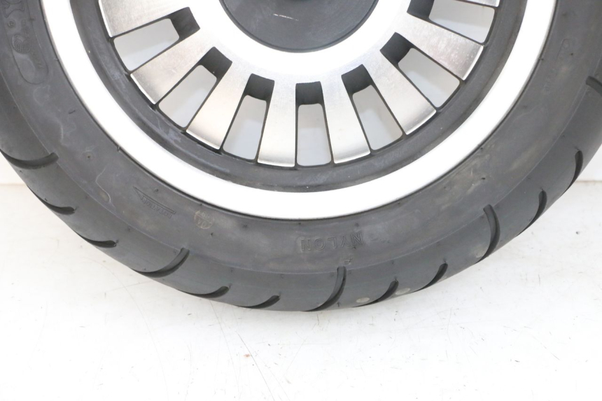 photo de CERCHIO ANTERIORE E PNEUMATICO EFUN PUSA 1 - Dettagli dei punti di fissaggio