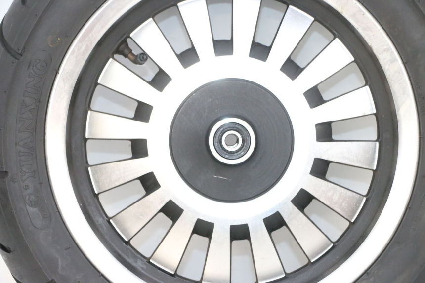 photo de CERCHIO ANTERIORE E PNEUMATICO EFUN PUSA 1 - Stato della superficie e materiale