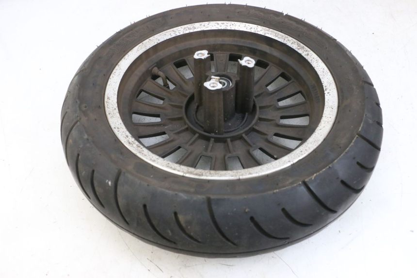 photo de CERCHIO ANTERIORE E PNEUMATICO EFUN PUSA 1 - Primo piano tecnico