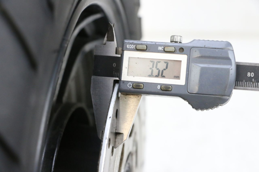 photo de CERCHIO ANTERIORE E PNEUMATICO JM MOTORS SANTANA 50 (2014 - 2023) - Zoom sullo stato d'uso