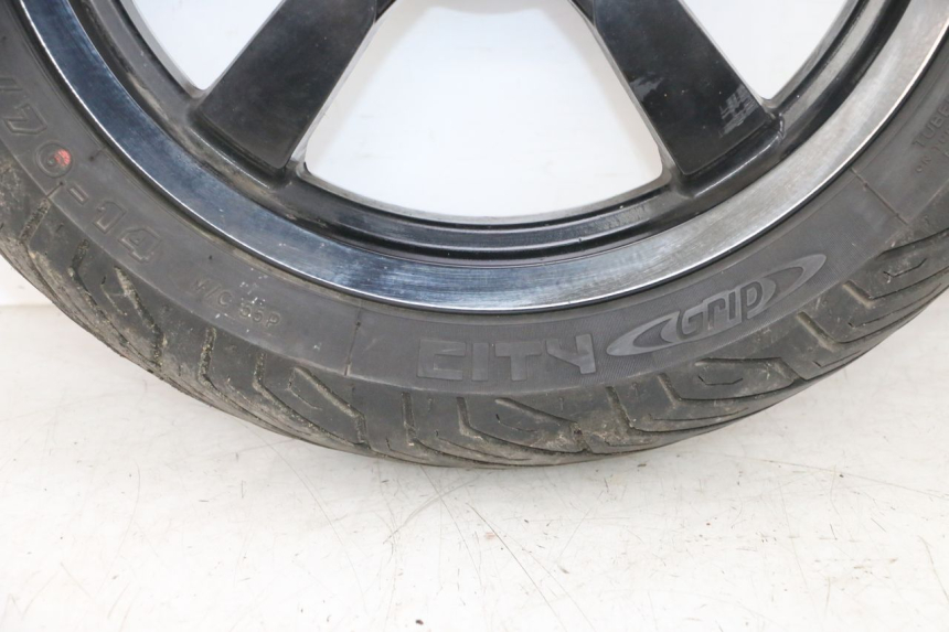photo de CERCHIO ANTERIORE E PNEUMATICO PEUGEOT SATELIS 125 (2013 - 2018) - Primo piano ad alta risoluzione