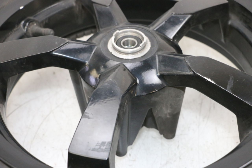 photo de CERCHIO ANTERIORE E PNEUMATICO PEUGEOT SATELIS 125 (2013 - 2018) - Primo piano tecnico