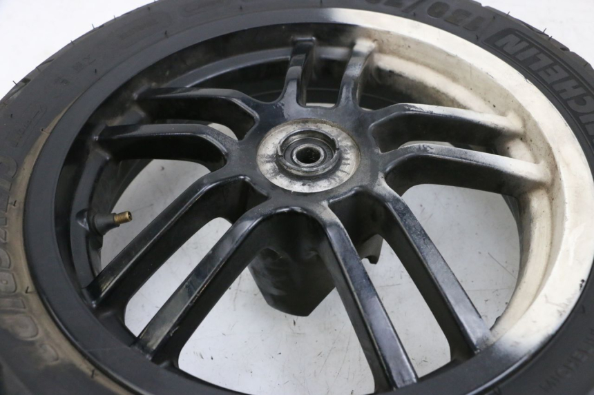 photo de CERCHIO ANTERIORE E PNEUMATICO PEUGEOT SPEEDFIGHT 4 4T EFI 50 (2021 - 2025) - Primo piano tecnico