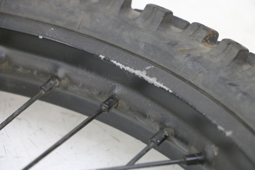 photo de CERCHIO ANTERIORE E PNEUMATICO YAMAHA TTR 125 (2000 - 2020) - Primo piano tecnico