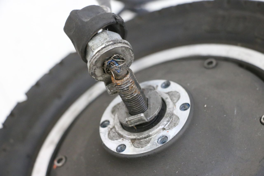 photo de CERCHIO ANTERIORE E PNEUMATICO DUALTRON VICTOR LIMITED 1