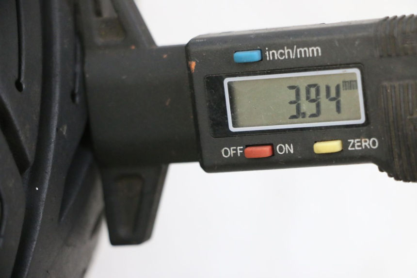 photo de CERCHIO ANTERIORE E PNEUMATICO PIAGGIO XEVO - X EVO 125 (2007 - 2016) - Zoom sullo stato d'uso