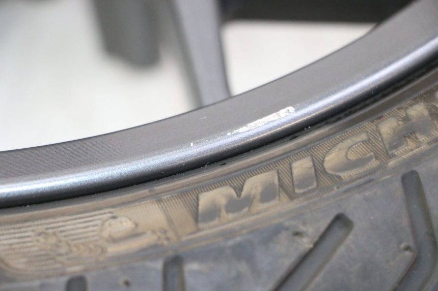 photo de CERCHIO ANTERIORE E PNEUMATICO YAMAHA XMAX X-MAX 125 (2021 - 2025)