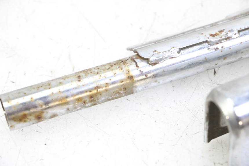 photo de CARENA POSTERIORE CONGIUNZIONE INFERIORE HYOSUNG GV AQUILA 125 (2000 - 2004) - Vista d'insieme del prodotto