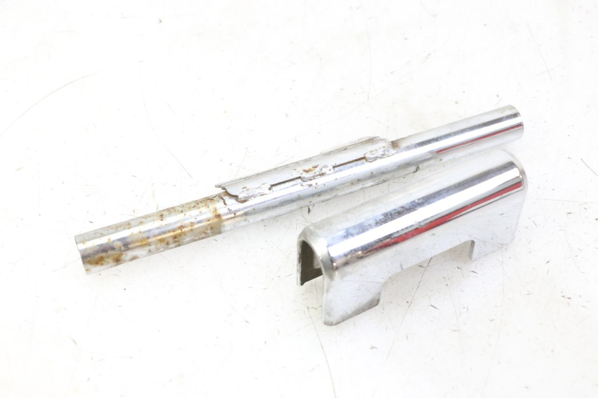 photo de CARENA POSTERIORE CONGIUNZIONE INFERIORE HYOSUNG GV AQUILA 125 (2000 - 2004) - Dettagli dei punti di fissaggio