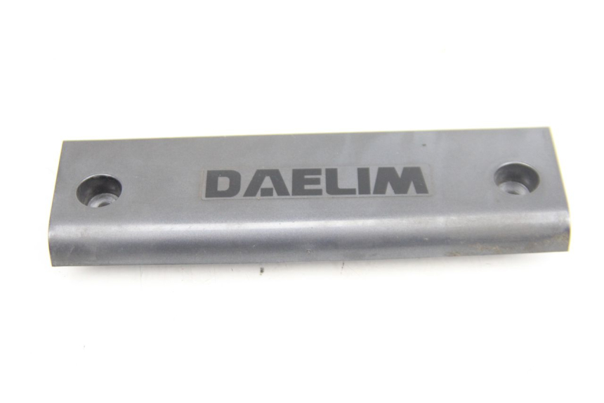 photo de Giunzione carenatura posteriore inferiore DAELIM S2 125 (2006 - 2007)