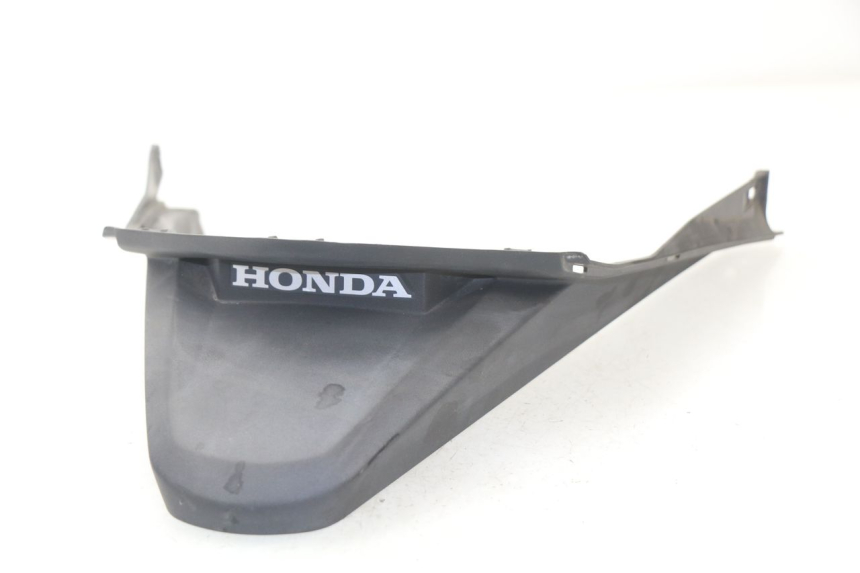 photo de Giunzione carenatura posteriore inferiore HONDA PCX (JF57/JF64) 125 (2014 - 2018)