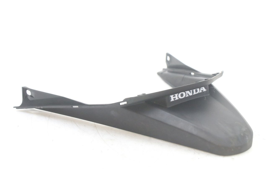 photo de Giunzione carenatura posteriore inferiore HONDA PCX (JF57/JF64) 125 (2014 - 2018)
