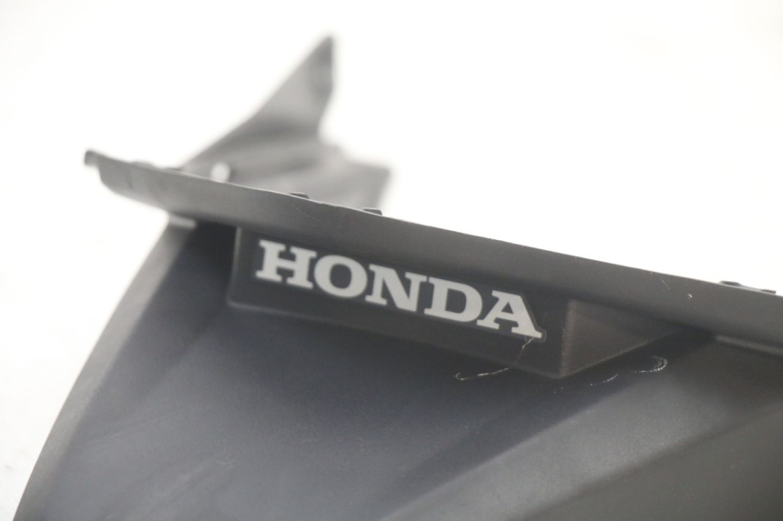 photo de Giunzione carenatura posteriore inferiore HONDA PCX (JF57/JF64) 125 (2014 - 2018)