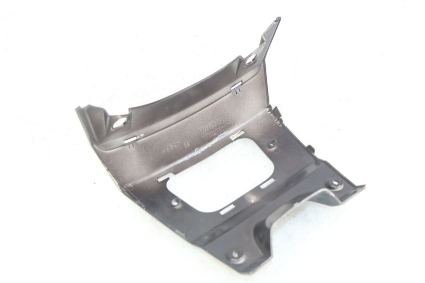 photo de GIUNZIONE CARENATURA POSTERIORE INFERIORE PEUGEOT SATELIS 125 (2006 - 2009)