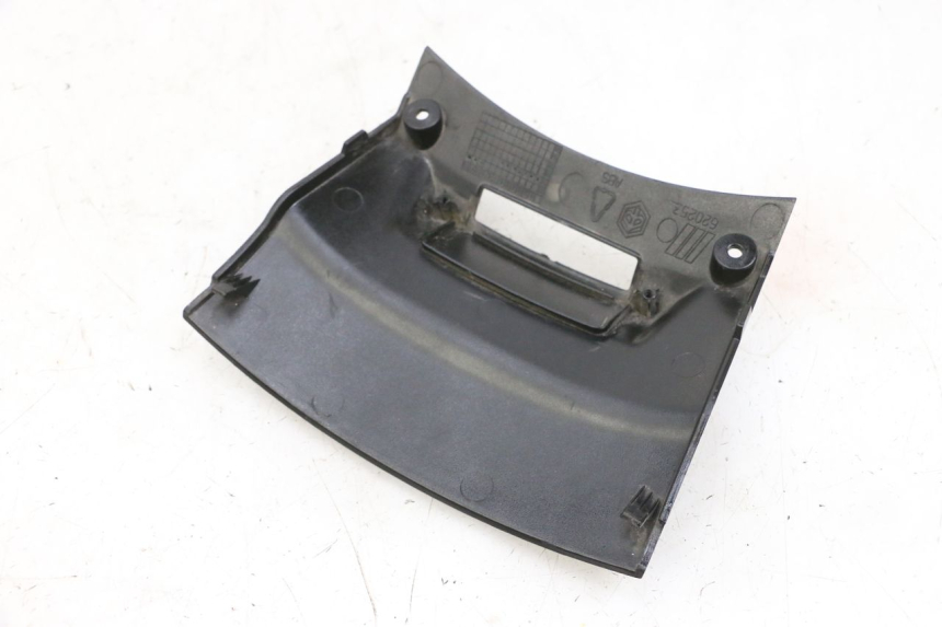 photo de Giunzione carenatura posteriore inferiore PIAGGIO X8 125 (2004 - 2007) - Zoom sullo stato d'uso