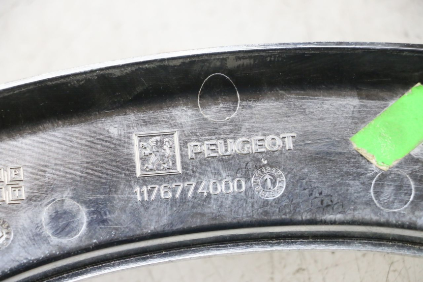 photo de CARENA POSTERIORE CONGIUNZIONE SUPERIORE PEUGEOT SATELIS 125 (2013 - 2018)