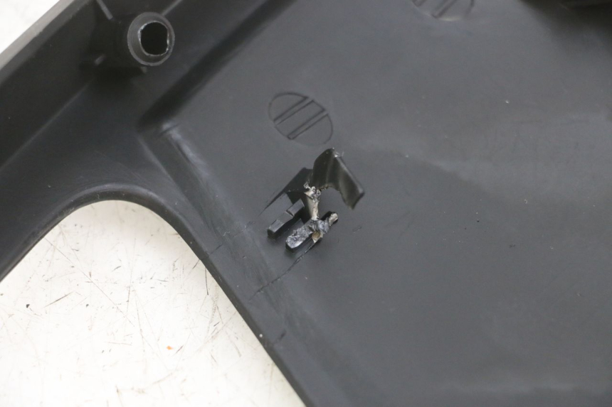 photo de GIUNZIONE PARAFANGO POSTERIORE YAMAHA XMAX X-MAX 125 (2006 - 2009) - Primo piano tecnico