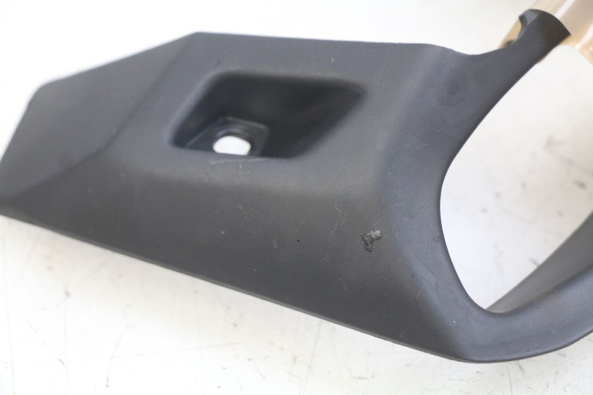 photo de GIUNZIONE PARAFANGO POSTERIORE YAMAHA MT ABS 125 (2014 - 2018)