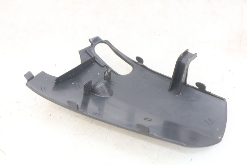 photo de GIUNZIONE PARAURTI ANTERIORE INF HONDA SCV LEAD 100 (2003 - 2007)