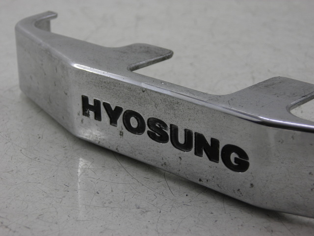 photo de Giunzione carenatura anteriore inferiore HYOSUNG COMET GT 125 (2002 - 2007) - Primo piano tecnico