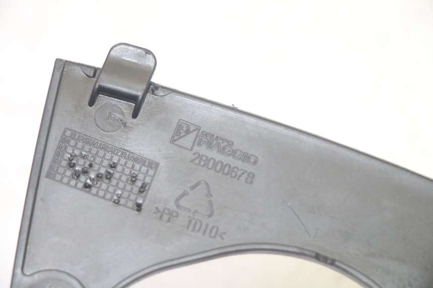photo de CARENA ANTERIORE CONGIUNZIONE PIAGGIO MP3 HPE 350 (2018 - 2020) - Primo piano tecnico