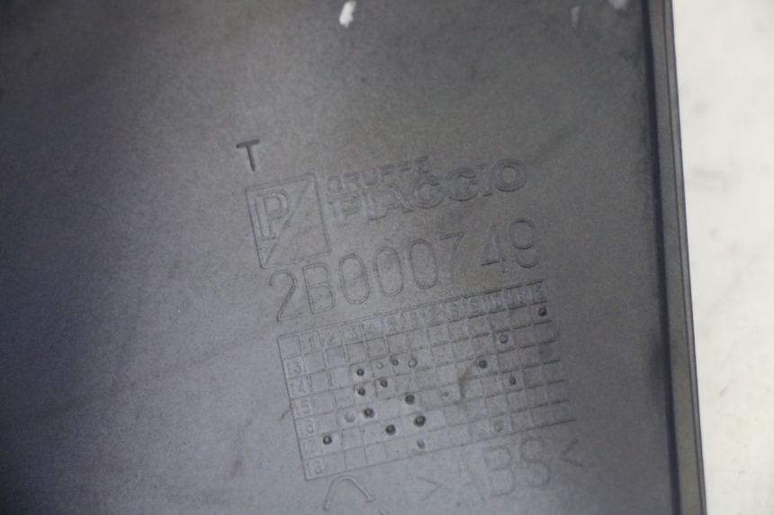 photo de CARENA PEDANA CONGIUNZIONE DESTRA PIAGGIO MP3 HPE 350 (2018 - 2020) - Primo piano tecnico