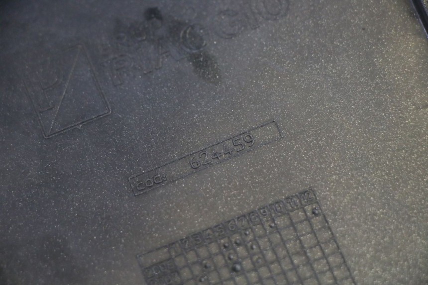 photo de CARENA PEDANA CONGIUNZIONE DESTRA PIAGGIO MP3 RL 250 (2007 - 2010) - Dettagli dei punti di fissaggio