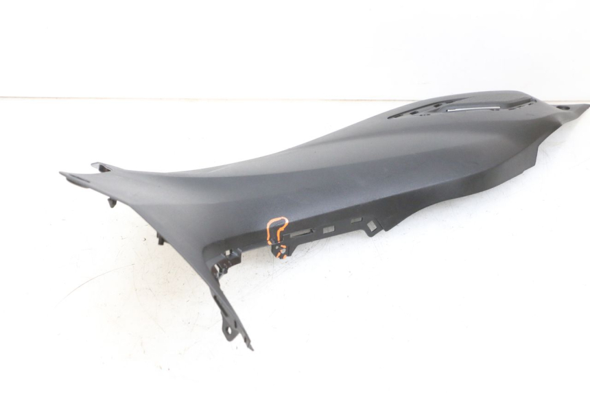 photo de CARENA PEDANA CONGIUNZIONE DESTRA YAMAHA TRICITY 300 (2020 - 2024) - Zoom sui componenti