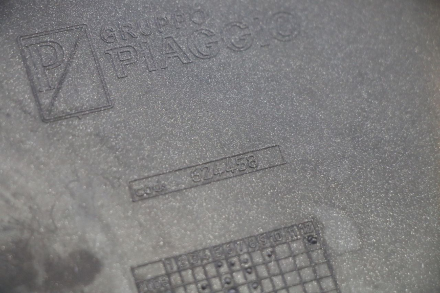 photo de CARENA PEDANA CONGIUNZIONE SINISTRA PIAGGIO MP3 RL 250 (2007 - 2010) - Primo piano tecnico