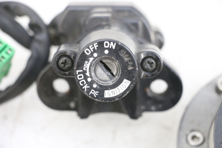 photo de KIT SERRATURE SUZUKI GSF N BANDIT 600 (1996 - 1999) - Altra vista dell'articolo