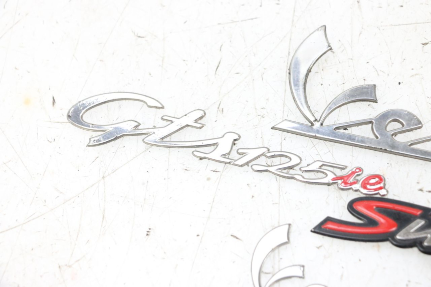 photo de LOGO MARCA PIAGGIO VESPA GTS SUPER IE 125 (2009 - 2016) - Primo piano tecnico