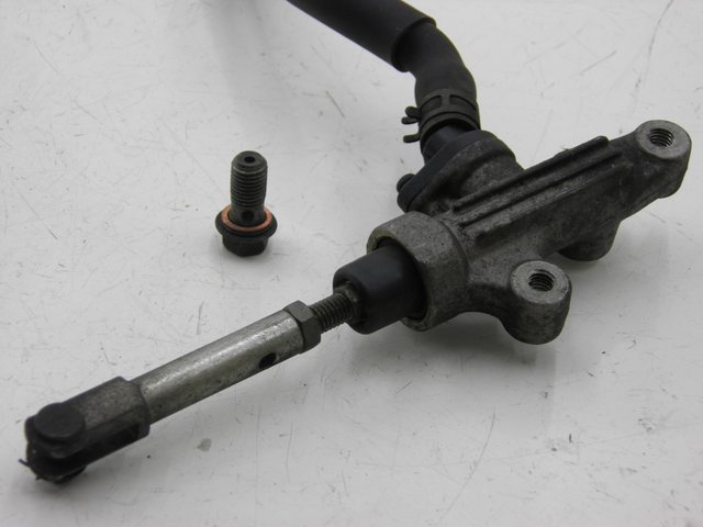 photo de CILINDRO PRINCIPALE POSTERIORE YAMAHA FZX FAZER 750 (1987 - 1998)