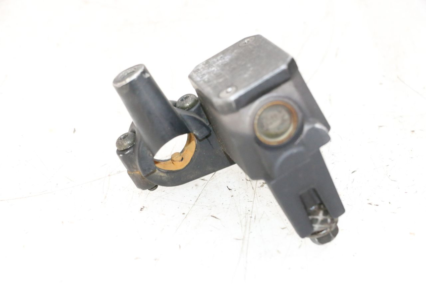photo de MASTERCYLINDER FRENO POSTERIORE YAMAHA XMAX X-MAX 125 (2006 - 2009) - Primo piano tecnico
