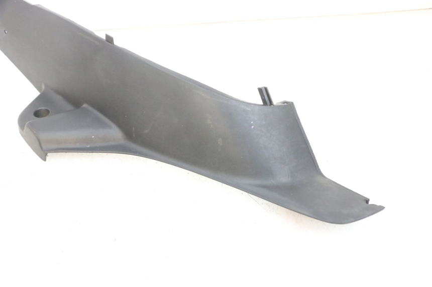 photo de CARENA PEDANA DESTRA PEUGEOT ELYSEO 125 (1999 - 2004) - Dettagli dei punti di fissaggio