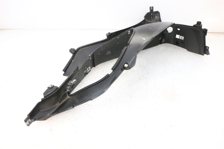 photo de CARENA PEDANA DESTRA PIAGGIO MP3 HPE 300 (2019 - 2026) - Dettagli dei punti di fissaggio